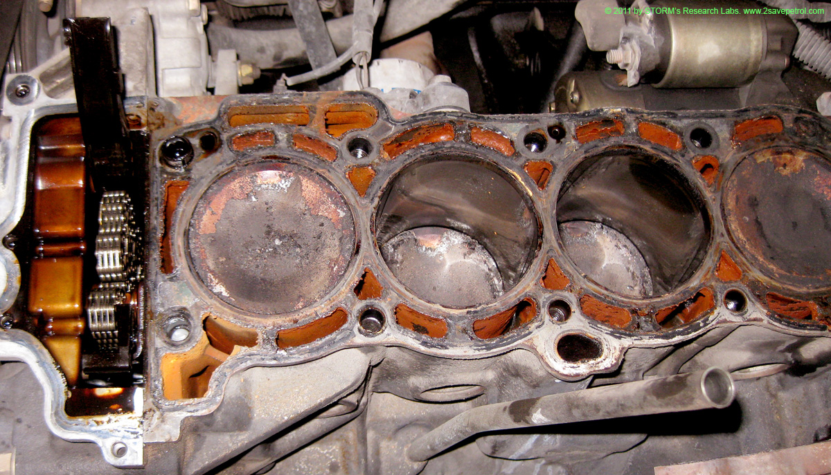4 cylinders Nissan engine inside